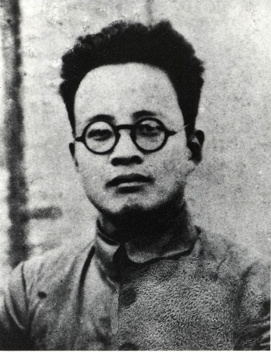 秦邦宪（1907—1946），化名博古，江苏无锡人。1925年加入中国共产党。1931年4月任共青团中央委员会书记。1931年9月任中共临时中央政治局常委，后为总负责人