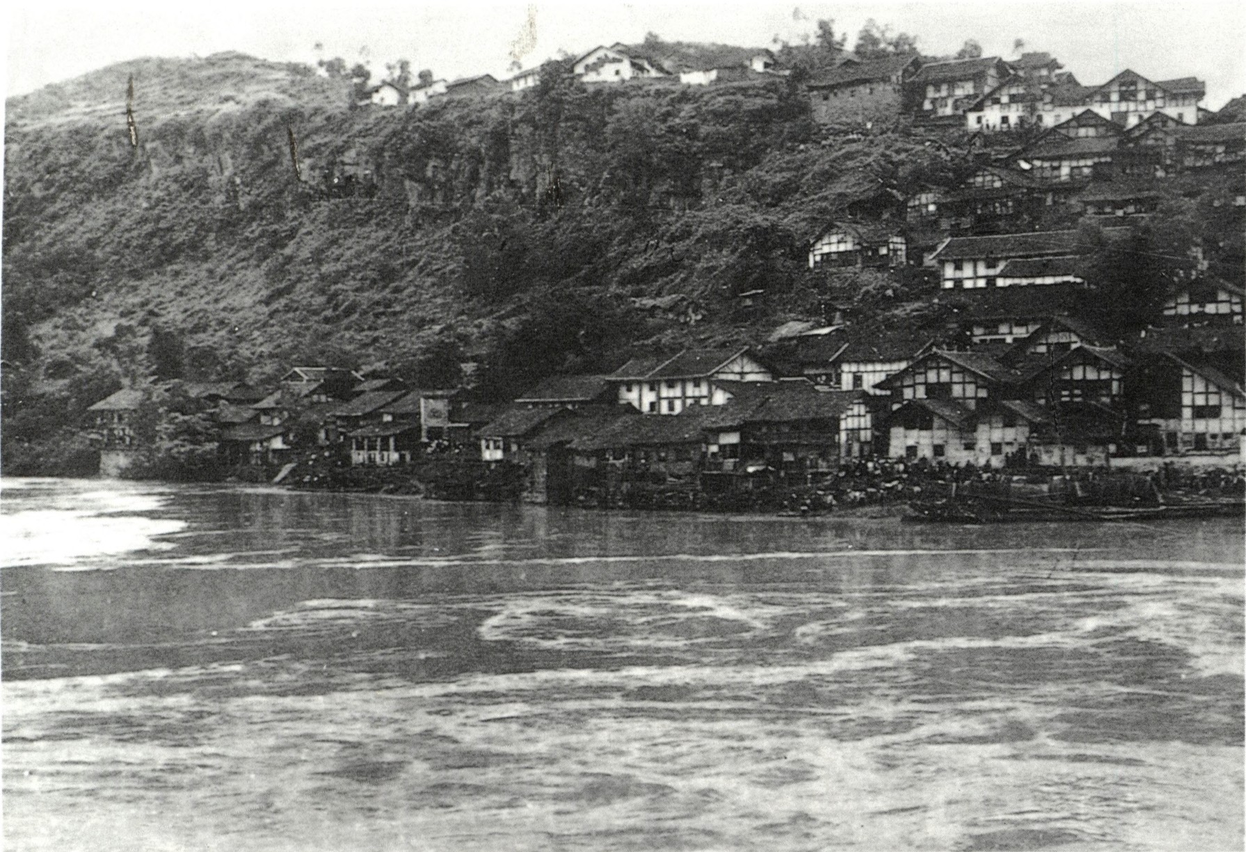 1935年1月19日，红军离开遵义，移师北上。根据敌情的不断变化，毛泽东等采取高度灵活的运动战方针，指挥红军四渡赤水。图为红军二渡赤水的渡口之一：太平渡