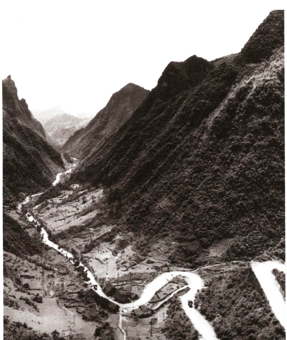1935年2月26日，彭德怀、杨尚昆指挥红三军团攻占娄山关。娄山关战役是‌中央红军长征以来的第一个大胜‌，也是遵义会议后扭转战略被动、走向主动的关键一仗。战后毛泽东写下了那首著名的《忆秦娥·娄山关》：“雄关漫道真如铁，而今迈步从头越”。‌‌‌‌图为娄山关全景