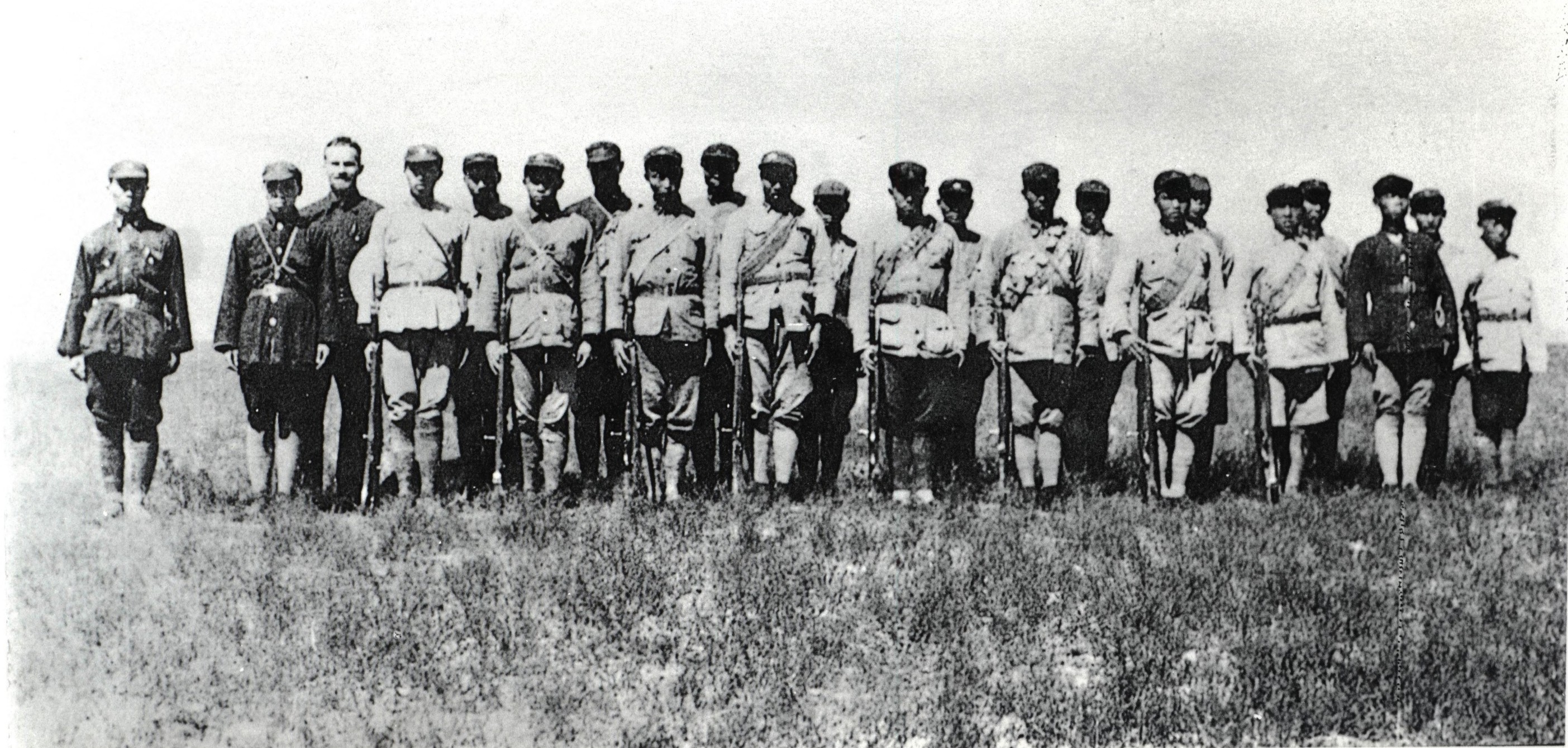 1936年美国记者埃德加·斯诺（Edgar Snow）在宁夏与强渡大渡河的英雄们合影