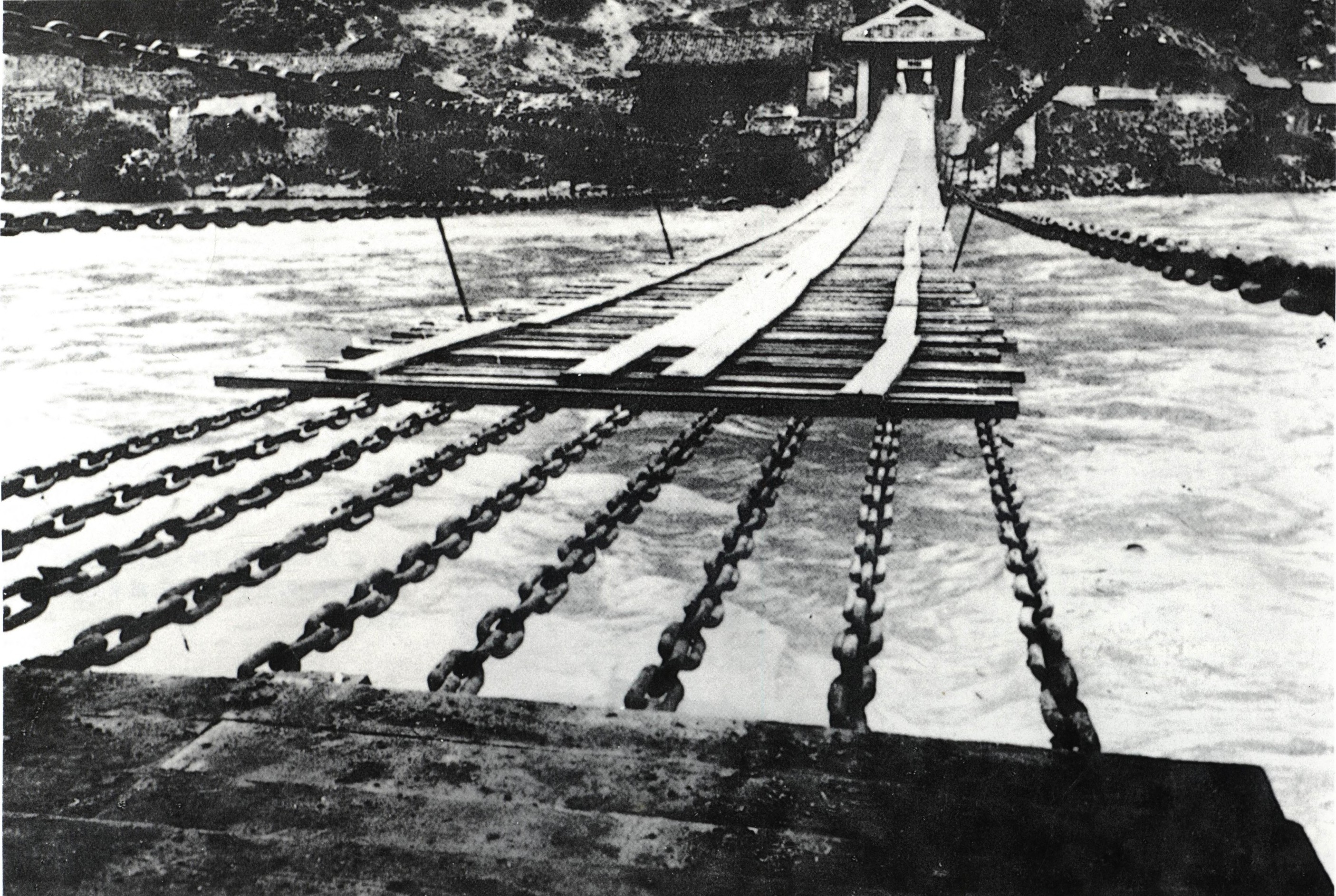 1935年5月29日，红军占领泸定城。中共中央在这里召开了政治局会议，决定红军继续北上。红军主力一部从安顺场沿大渡河西岸北上，22 名勇士飞夺泸定桥，打开了红军北上的道路。图为泸定铁索桥