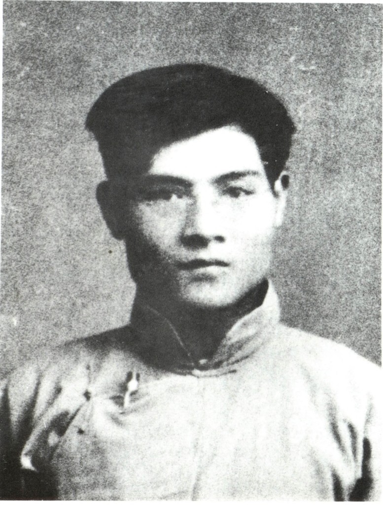 张国焘（1897年11月26日-1979年12月3日），江西萍乡人，1920年秋加入北京的中国共产党早期组织，成为中国共产党党员（后被开除党籍）。1932年进入鄂豫皖苏区，成为根据地事实上的领导者。1935年4月放弃川陕根据地开始长征。6月懋功会师后，反对中央北上的决定，10月率部南下川康，在卓木碉宣布另立“中央”，1936年6月被迫取消