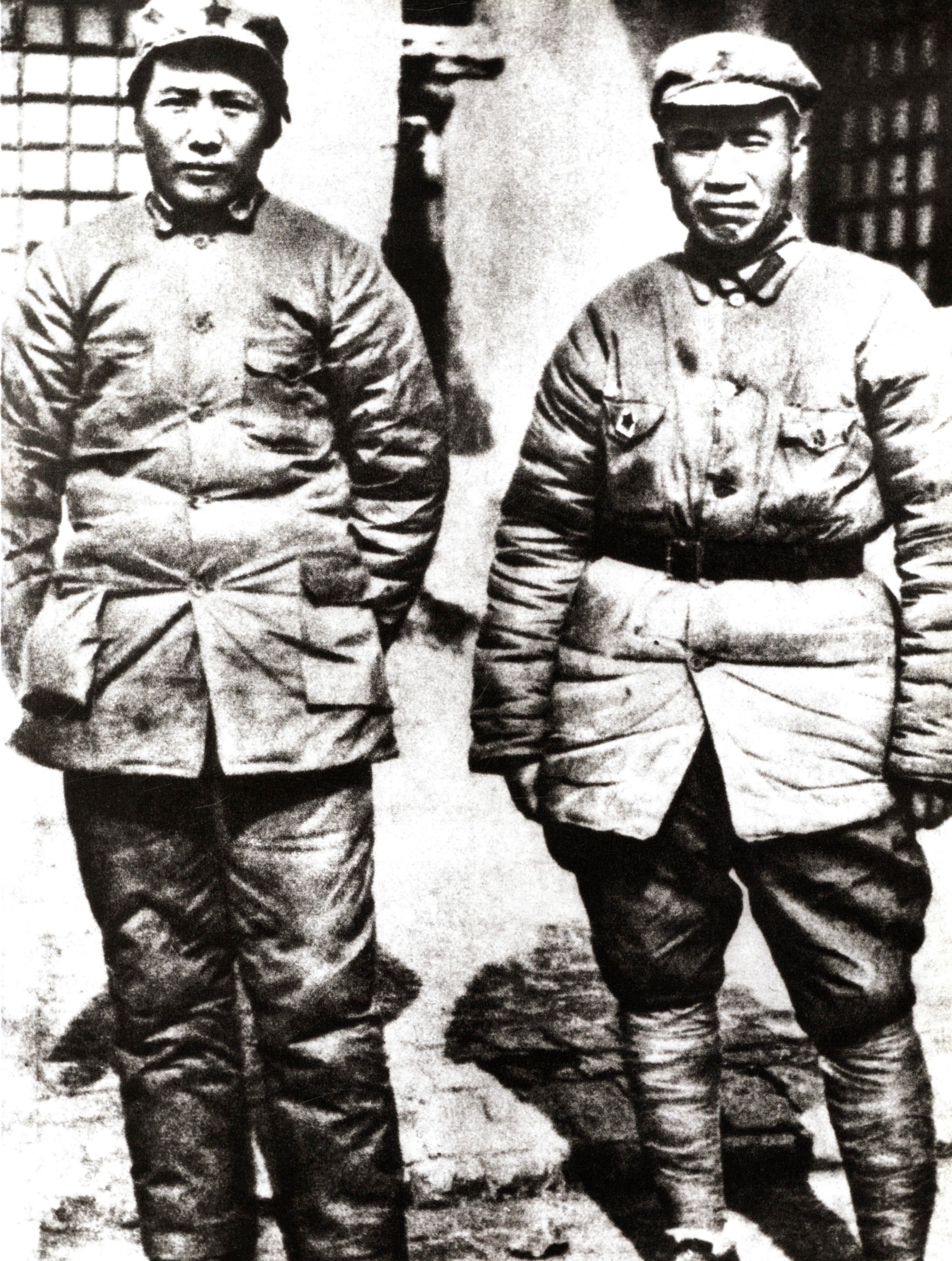 1935年10月19日，红军抵达陕北吴起镇（今吴旗县城）。至此，红一方面军长征胜利结束。中共中央到达陕北后，及时纠正了陕北肃反中的错误，释放了刘志丹等一大批被错误拘捕的干部。挽救了陕北党、红军和革命根据地。图为到达陕北后的毛泽东和朱德