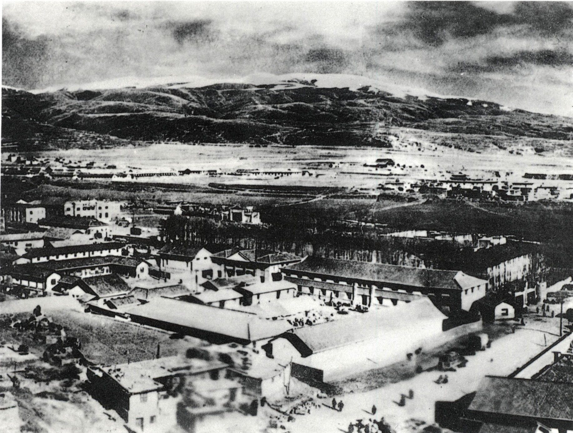1936年6月，红二、六军团在四川甘孜与红四方面军会师。7月，红二、六军团合编为红二方面军，贺龙任总指挥，任弼时任政治委员，与红四方面军一同北上。图为甘孜远景