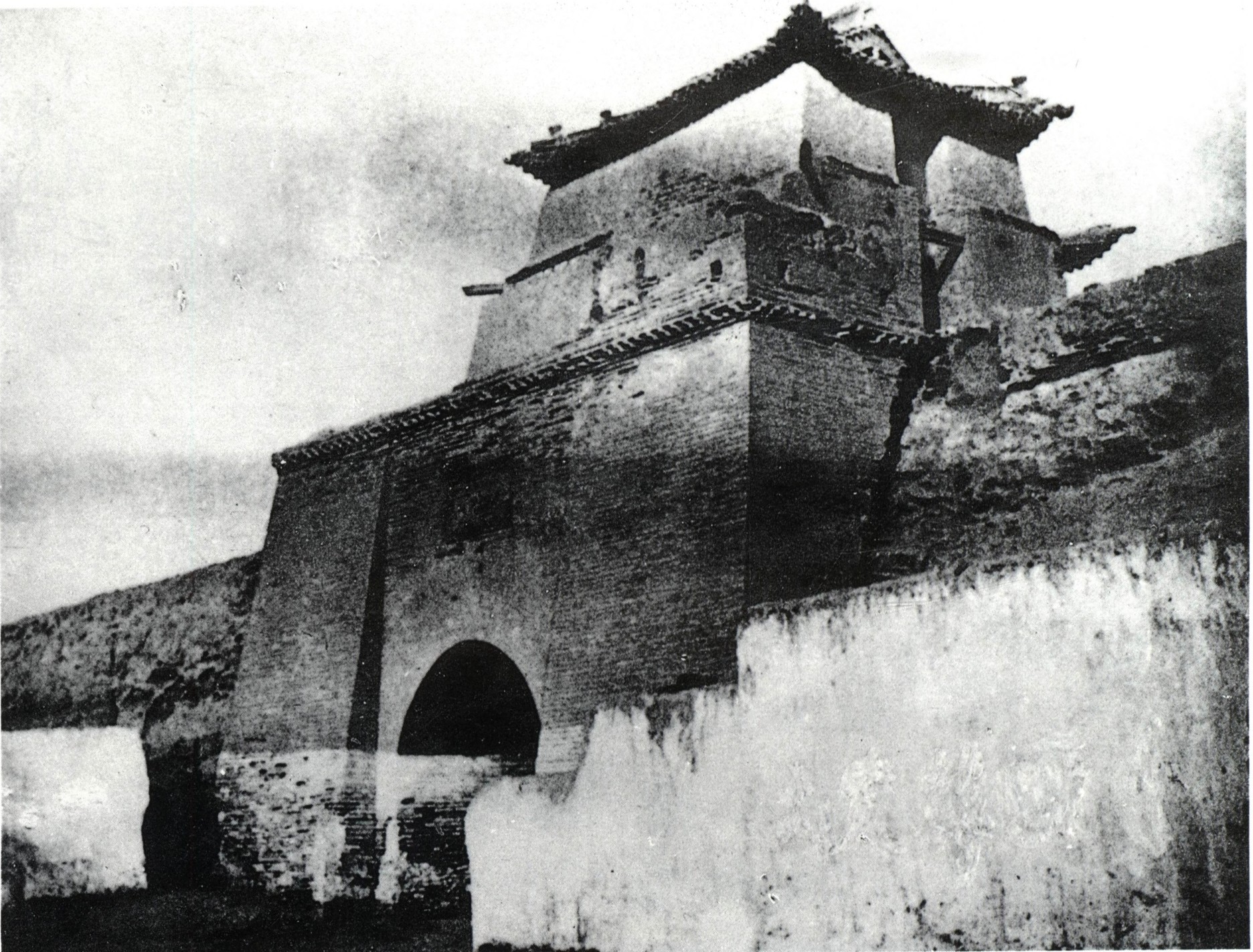 1936年10月，红一、四方面军在会宁会师，红一、二方面军在将台堡（时属甘肃静宁，今宁夏西吉）会师。红二、四方面军的长征胜利结束。图为红军会师点：会宁西关