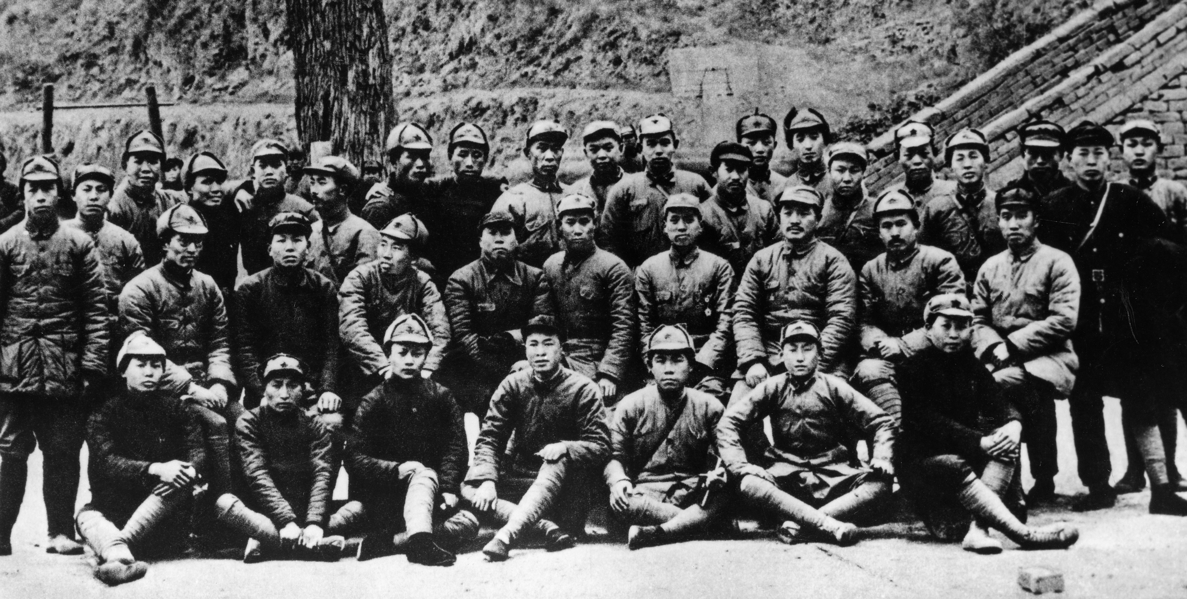 1935年11月19日，红二、六军团从湘鄂川黔根据地开始长征。部队到达四川甘孜后奉命合并为红二方面军。他们于1936年10月22日到达甘肃会宁，与红一方面军会师，结束了历时11个月零4天、行程两万里的长征。这是红二方面军到达陕北后部分干部合影