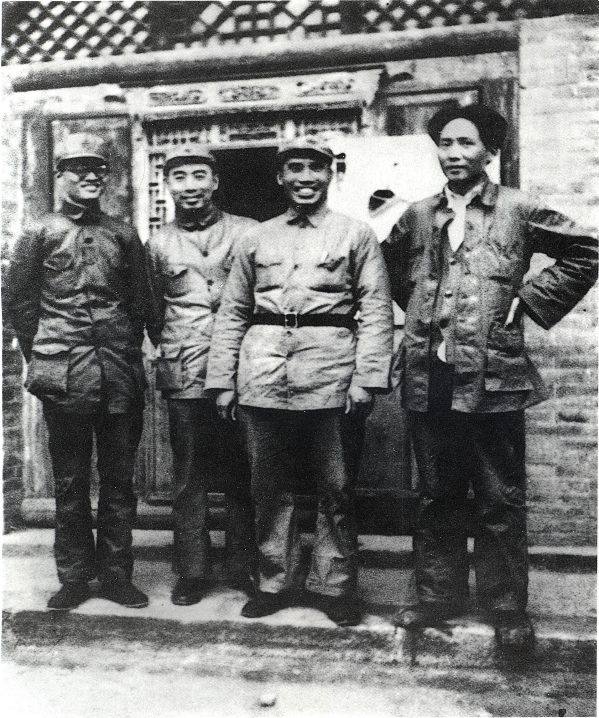 长征到达陕北的共产党领导人合影。右起：毛泽东、朱德、周恩来、秦邦宪（博古）